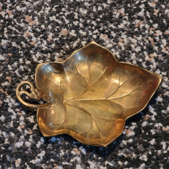 Vintage Heavy weight Shiny Solid Brass Leaf shaped ornate Trinket Dish - Picture 6 of 7
